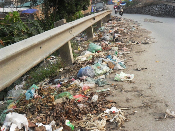 Một bãi rác trải dài hơn 300m dọc chân dốc cầu Như Quỳnh, thị trấn Như Quỳnh, Văn Lâm, Hưng Yên.